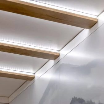 Світильники для кухні (74 фото): кухонні бра настінні сенсорні світильники, накладні і трекові світильники та плафони, інші варіанти