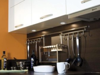 Світильники для кухні (74 фото): кухонні бра настінні сенсорні світильники, накладні і трекові світильники та плафони, інші варіанти