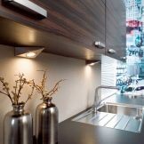 Світильники для кухні (74 фото): кухонні бра настінні сенсорні світильники, накладні і трекові світильники та плафони, інші варіанти