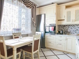 Світлі кухні у класичному стилі (64 фото): білий з патиною та іншого гарнітур світлого кольору в дизайні інтер’єру кухні-вітальні