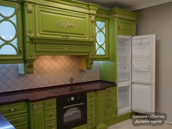Світлі кухні у класичному стилі (64 фото): білий з патиною та іншого гарнітур світлого кольору в дизайні інтер’єру кухні-вітальні