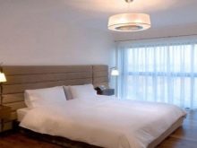 Світло в спальні (60 фото): особливості висвітлення в кімнаті, світильники-трубки і настільні лампи в дизайні інтер’єру, точкове підсвічування над ліжком