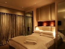 Світло в спальні (60 фото): особливості висвітлення в кімнаті, світильники-трубки і настільні лампи в дизайні інтер’єру, точкове підсвічування над ліжком