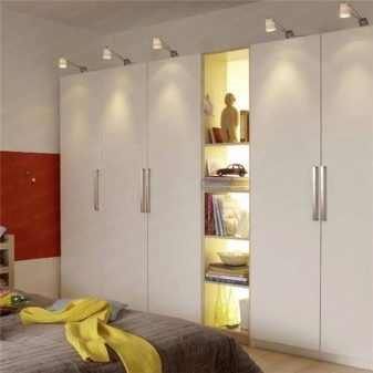 Світло в спальні (60 фото): особливості висвітлення в кімнаті, світильники-трубки і настільні лампи в дизайні інтер’єру, точкове підсвічування над ліжком