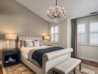 Світло в спальні (60 фото): особливості висвітлення в кімнаті, світильники-трубки і настільні лампи в дизайні інтер’єру, точкове підсвічування над ліжком