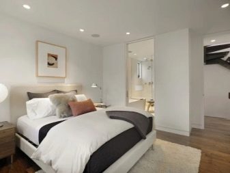 Світло в спальні (60 фото): особливості висвітлення в кімнаті, світильники-трубки і настільні лампи в дизайні інтер’єру, точкове підсвічування над ліжком