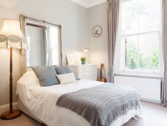 Світло в спальні (60 фото): особливості висвітлення в кімнаті, світильники-трубки і настільні лампи в дизайні інтер’єру, точкове підсвічування над ліжком