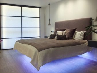 Світло в спальні (60 фото): особливості висвітлення в кімнаті, світильники-трубки і настільні лампи в дизайні інтер’єру, точкове підсвічування над ліжком