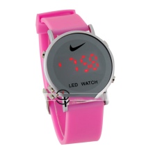 світлодіодні Наручні годинники (37 фото): настінні вироби на світлодіодних матрицях, переваги LED