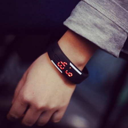 світлодіодні Наручні годинники (37 фото): настінні вироби на світлодіодних матрицях, переваги LED