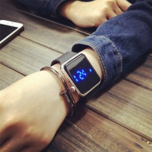 світлодіодні Наручні годинники (37 фото): настінні вироби на світлодіодних матрицях, переваги LED