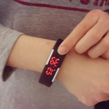 світлодіодні Наручні годинники (37 фото): настінні вироби на світлодіодних матрицях, переваги LED