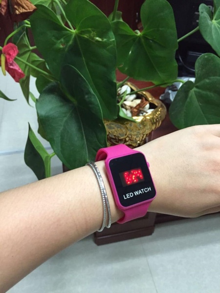 світлодіодні Наручні годинники (37 фото): настінні вироби на світлодіодних матрицях, переваги LED