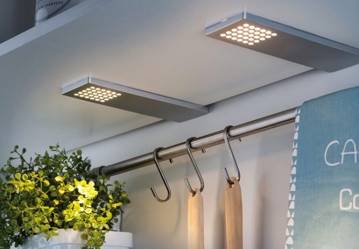 Світлодіодні світильники для кухні: лінійні накладні і сенсорні моделі на батарейках, кухонні плоскі світильники і інші варіанти