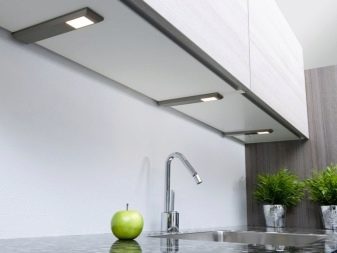 Світлодіодні світильники для кухні: лінійні накладні і сенсорні моделі на батарейках, кухонні плоскі світильники і інші варіанти