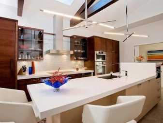 Світлодіодні світильники для кухні: лінійні накладні і сенсорні моделі на батарейках, кухонні плоскі світильники і інші варіанти