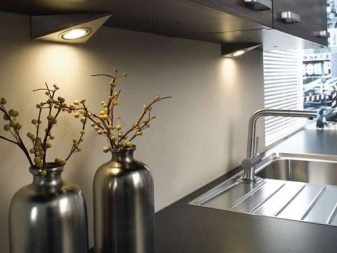 Світлодіодні світильники для кухні: лінійні накладні і сенсорні моделі на батарейках, кухонні плоскі світильники і інші варіанти