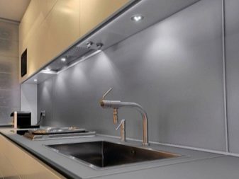 Світлодіодні світильники для кухні: лінійні накладні і сенсорні моделі на батарейках, кухонні плоскі світильники і інші варіанти