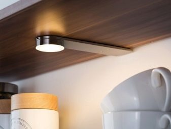 Світлодіодні світильники для кухні: лінійні накладні і сенсорні моделі на батарейках, кухонні плоскі світильники і інші варіанти
