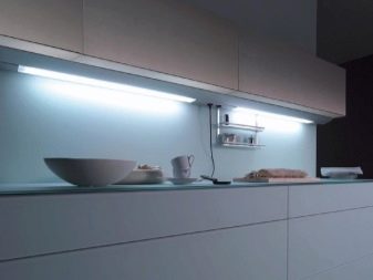 Світлодіодні світильники для кухні: лінійні накладні і сенсорні моделі на батарейках, кухонні плоскі світильники і інші варіанти