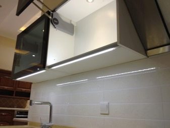 Світлодіодні світильники для кухні: лінійні накладні і сенсорні моделі на батарейках, кухонні плоскі світильники і інші варіанти