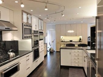 Світлодіодні світильники для кухні: лінійні накладні і сенсорні моделі на батарейках, кухонні плоскі світильники і інші варіанти