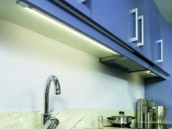 Світлодіодні світильники для кухні: лінійні накладні і сенсорні моделі на батарейках, кухонні плоскі світильники і інші варіанти