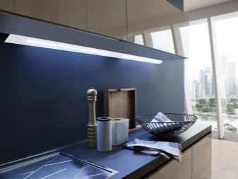 Світлодіодні світильники для кухні: лінійні накладні і сенсорні моделі на батарейках, кухонні плоскі світильники і інші варіанти