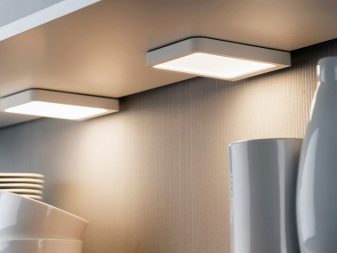 Світлодіодні світильники для кухні: лінійні накладні і сенсорні моделі на батарейках, кухонні плоскі світильники і інші варіанти