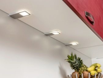 Світлодіодні світильники для кухні: лінійні накладні і сенсорні моделі на батарейках, кухонні плоскі світильники і інші варіанти