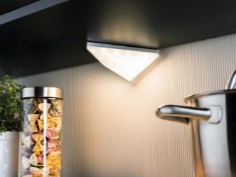 Світлодіодні світильники для кухні: лінійні накладні і сенсорні моделі на батарейках, кухонні плоскі світильники і інші варіанти