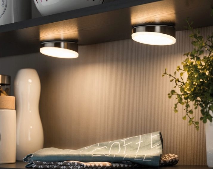 Світлодіодні світильники для кухні: лінійні накладні і сенсорні моделі на батарейках, кухонні плоскі світильники і інші варіанти