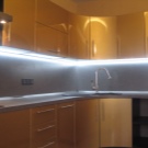 Світлодіодна стрічка для кухні (62 фото): самоклеюча стрічка 220 В. Яку стрічку вибрати для підсвічування кухонного гарнітура? Стрічкова підсвічування для фартуха