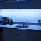 Світлодіодна стрічка для кухні (62 фото): самоклеюча стрічка 220 В. Яку стрічку вибрати для підсвічування кухонного гарнітура? Стрічкова підсвічування для фартуха