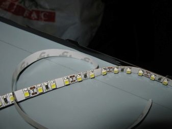 Світлодіодна стрічка для кухні (62 фото): самоклеюча стрічка 220 В. Яку стрічку вибрати для підсвічування кухонного гарнітура? Стрічкова підсвічування для фартуха
