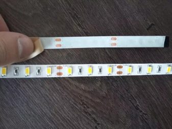 Світлодіодна стрічка для кухні (62 фото): самоклеюча стрічка 220 В. Яку стрічку вибрати для підсвічування кухонного гарнітура? Стрічкова підсвічування для фартуха