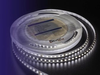 Світлодіодна стрічка для кухні (62 фото): самоклеюча стрічка 220 В. Яку стрічку вибрати для підсвічування кухонного гарнітура? Стрічкова підсвічування для фартуха