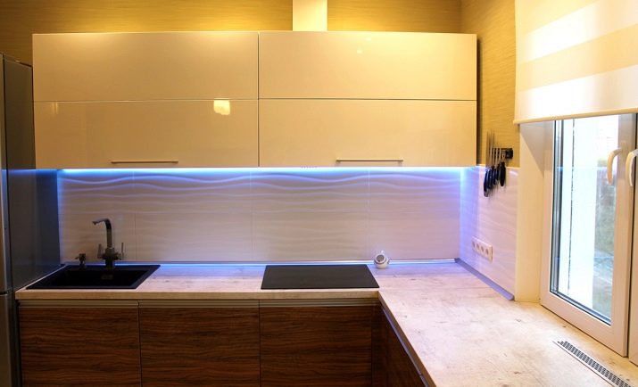Світлодіодна стрічка для кухні (62 фото): самоклеюча стрічка 220 В. Яку стрічку вибрати для підсвічування кухонного гарнітура? Стрічкова підсвічування для фартуха