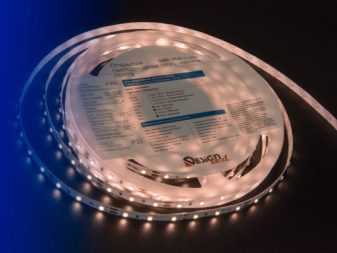 Світлодіодна стрічка для кухні (62 фото): самоклеюча стрічка 220 В. Яку стрічку вибрати для підсвічування кухонного гарнітура? Стрічкова підсвічування для фартуха