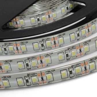 Світлодіодна стрічка для кухні (62 фото): самоклеюча стрічка 220 В. Яку стрічку вибрати для підсвічування кухонного гарнітура? Стрічкова підсвічування для фартуха