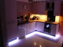 Світлодіодна стрічка для кухні (62 фото): самоклеюча стрічка 220 В. Яку стрічку вибрати для підсвічування кухонного гарнітура? Стрічкова підсвічування для фартуха