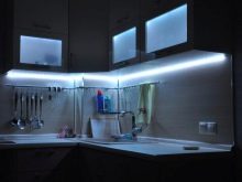 Світлодіодна стрічка для кухні (62 фото): самоклеюча стрічка 220 В. Яку стрічку вибрати для підсвічування кухонного гарнітура? Стрічкова підсвічування для фартуха