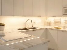 Світлодіодна стрічка для кухні (62 фото): самоклеюча стрічка 220 В. Яку стрічку вибрати для підсвічування кухонного гарнітура? Стрічкова підсвічування для фартуха