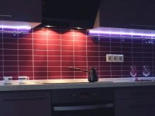 Світлодіодна стрічка для кухні (62 фото): самоклеюча стрічка 220 В. Яку стрічку вибрати для підсвічування кухонного гарнітура? Стрічкова підсвічування для фартуха