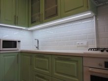 Світлодіодна стрічка для кухні (62 фото): самоклеюча стрічка 220 В. Яку стрічку вибрати для підсвічування кухонного гарнітура? Стрічкова підсвічування для фартуха