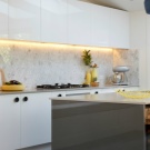 Світлодіодна стрічка для кухні (62 фото): самоклеюча стрічка 220 В. Яку стрічку вибрати для підсвічування кухонного гарнітура? Стрічкова підсвічування для фартуха