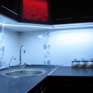 Світлодіодна стрічка для кухні (62 фото): самоклеюча стрічка 220 В. Яку стрічку вибрати для підсвічування кухонного гарнітура? Стрічкова підсвічування для фартуха