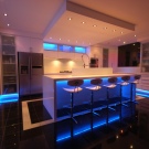 Світлодіодна стрічка для кухні (62 фото): самоклеюча стрічка 220 В. Яку стрічку вибрати для підсвічування кухонного гарнітура? Стрічкова підсвічування для фартуха