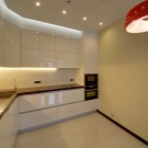 Світлодіодна стрічка для кухні (62 фото): самоклеюча стрічка 220 В. Яку стрічку вибрати для підсвічування кухонного гарнітура? Стрічкова підсвічування для фартуха