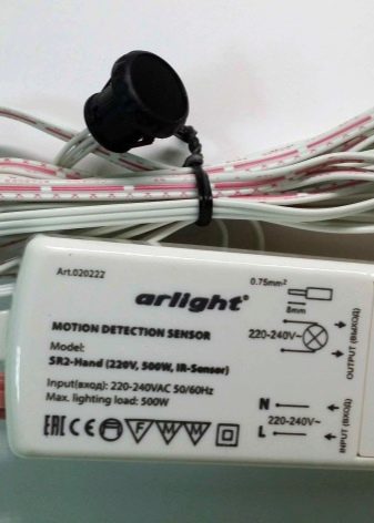 Світлодіодна стрічка для кухні (62 фото): самоклеюча стрічка 220 В. Яку стрічку вибрати для підсвічування кухонного гарнітура? Стрічкова підсвічування для фартуха